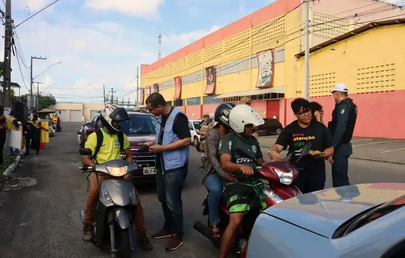PM participa de Blitz Educativa no Bairro Santo Antônio em Aracaju