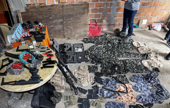 Polícia apreende arsenal de armas em residência no bairro 18 do Forte em Aracaju